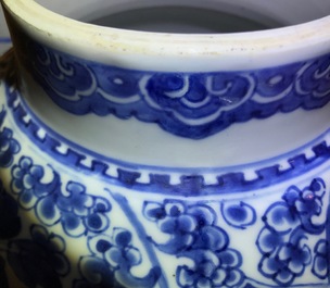Een Chinese blauwwitte balustervaas met deksel, Kangxi