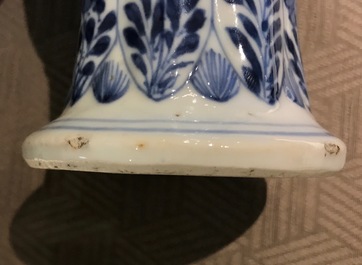 Een Chinees blauwwit vijf-delig kaststel, Kangxi
