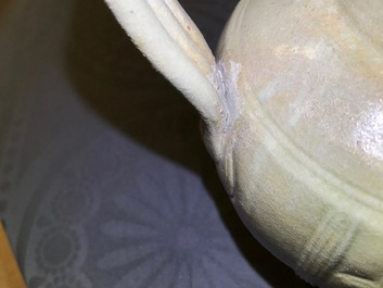 Une aigui&egrave;re &agrave; d&eacute;cor incis&eacute; de pivoines en terre verniss&eacute;e verte, Chine, Song