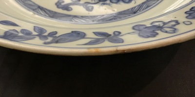 Un plat en porcelaine de Chine bleu et blanc &agrave; d&eacute;cor floral, Jiajing