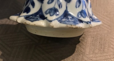 Een Chinees blauwwit vijf-delig kaststel, Kangxi