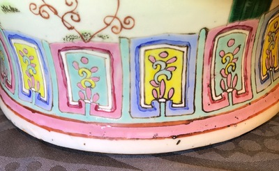 Een paar Chinese famille rose dekselvazen met hanendecor, 19e eeuw