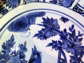 Un grand bol en porcelaine de Chine bleu et blanc de type Kraak, Wanli