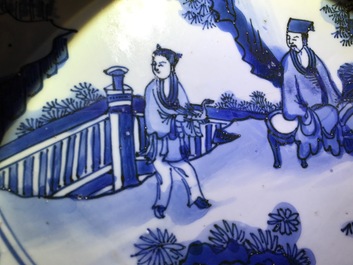Un tr&egrave;s grand plat en porcelaine de Chine bleu et blanc de type Kraak, Wanli