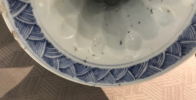 Een Chinees blauwwit vijf-delig kaststel, Kangxi