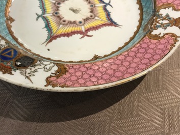 Une paire d'assiettes aux armoiries d'alliance de marriage pour le march&eacute; fran&ccedil;ais, Chine, Qianlong, vers 1737