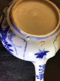 Une th&eacute;i&egrave;re en porcelaine de Chine bleu et blanc aux personages, Kangxi