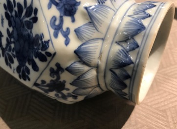Een Chinees blauwwit vijf-delig kaststel, Kangxi