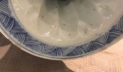Een Chinees blauwwit vijf-delig kaststel, Kangxi
