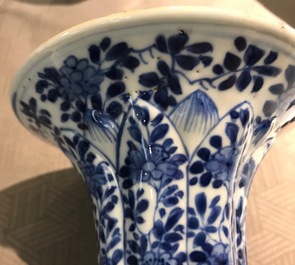 Een Chinees blauwwit vijf-delig kaststel, Kangxi