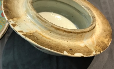 Een paar Chinese famille rose dekselvazen met hanendecor, 19e eeuw