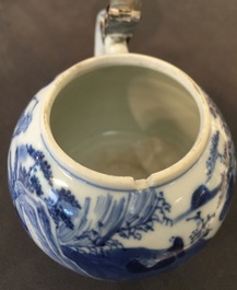 Un moutardier en porcelaine de Chine bleu et blanc, mont&eacute; en argent, Kangxi