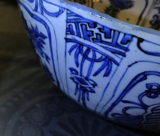 Un grand bol en porcelaine de Chine bleu et blanc de type Kraak, Wanli