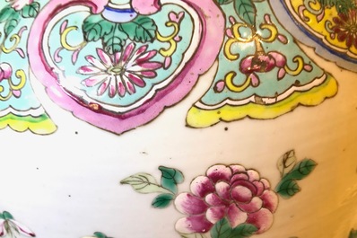 Een paar Chinese famille rose dekselvazen met hanendecor, 19e eeuw