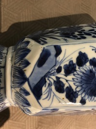 Een Chinees blauwwit vijf-delig kaststel, Kangxi