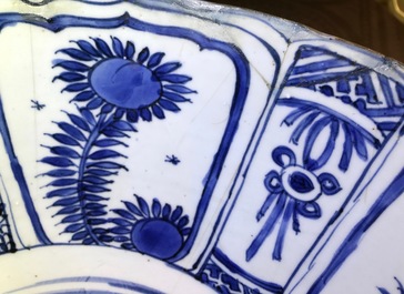 Un grand bol en porcelaine de Chine bleu et blanc de type Kraak, Wanli