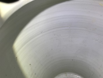 Een Chinese blauwwitte balustervaas met deksel, Kangxi