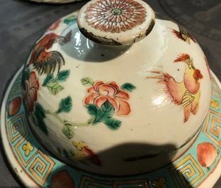 Een paar Chinese famille rose dekselvazen met hanendecor, 19e eeuw