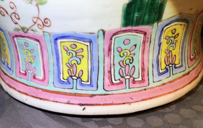 Een paar Chinese famille rose dekselvazen met hanendecor, 19e eeuw