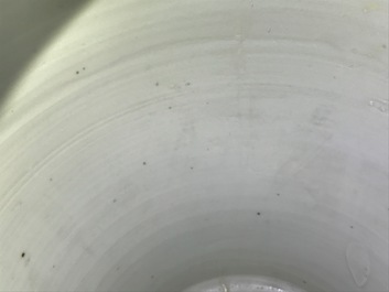 Een Chinese blauwwitte balustervaas met deksel, Kangxi