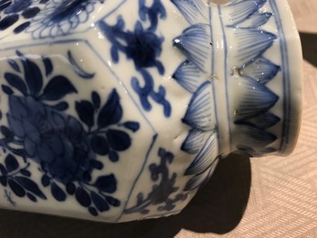 Een Chinees blauwwit vijf-delig kaststel, Kangxi