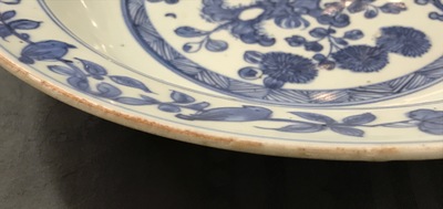 Un plat en porcelaine de Chine bleu et blanc &agrave; d&eacute;cor floral, Jiajing