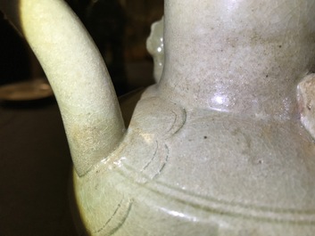Une aigui&egrave;re &agrave; d&eacute;cor incis&eacute; de pivoines en terre verniss&eacute;e verte, Chine, Song