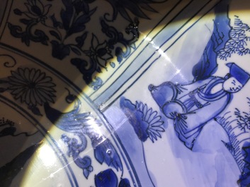 Un tr&egrave;s grand plat en porcelaine de Chine bleu et blanc de type Kraak, Wanli