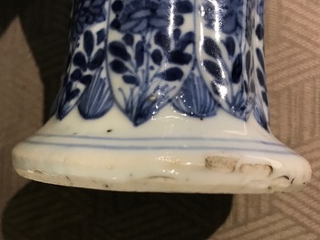 Een Chinees blauwwit vijf-delig kaststel, Kangxi