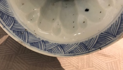 Een Chinees blauwwit vijf-delig kaststel, Kangxi
