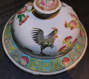 Een paar Chinese famille rose dekselvazen met hanendecor, 19e eeuw