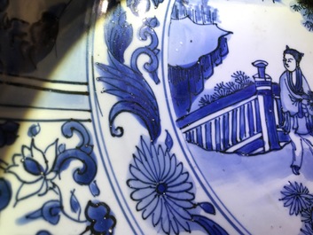 Un tr&egrave;s grand plat en porcelaine de Chine bleu et blanc de type Kraak, Wanli