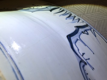 Un tr&egrave;s grand plat en porcelaine de Chine bleu et blanc de type Kraak, Wanli