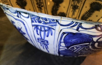 Un grand bol en porcelaine de Chine bleu et blanc de type Kraak, Wanli