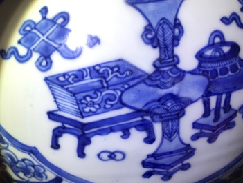 Een Chinese blauwwitte balustervaas met deksel, Kangxi