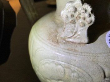 Une aigui&egrave;re &agrave; d&eacute;cor incis&eacute; de pivoines en terre verniss&eacute;e verte, Chine, Song