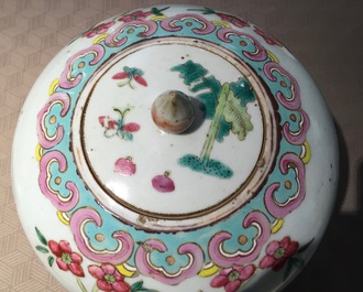 Vijf diverse Chinese famille rose vazen, 19/20e eeuw