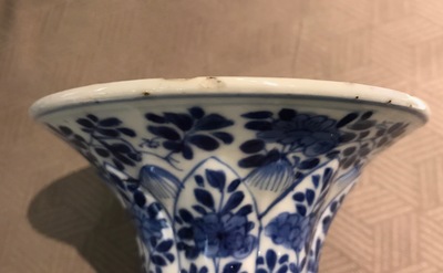 Een Chinees blauwwit vijf-delig kaststel, Kangxi