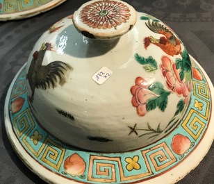 Een paar Chinese famille rose dekselvazen met hanendecor, 19e eeuw