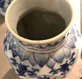 Een Chinees blauwwit vijf-delig kaststel, Kangxi