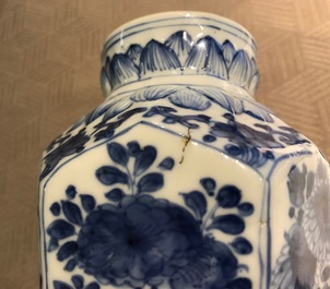 Een Chinees blauwwit vijf-delig kaststel, Kangxi