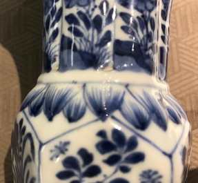 Een Chinees blauwwit vijf-delig kaststel, Kangxi