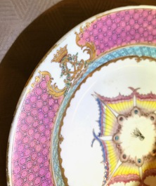 Une paire d'assiettes aux armoiries d'alliance de marriage pour le march&eacute; fran&ccedil;ais, Chine, Qianlong, vers 1737