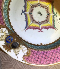 Une paire d'assiettes aux armoiries d'alliance de marriage pour le march&eacute; fran&ccedil;ais, Chine, Qianlong, vers 1737