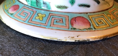 Een paar Chinese famille rose dekselvazen met hanendecor, 19e eeuw