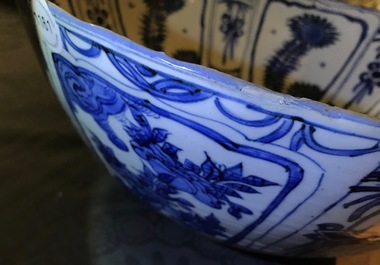 Un grand bol en porcelaine de Chine bleu et blanc de type Kraak, Wanli
