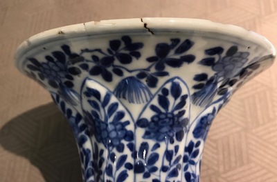 Een Chinees blauwwit vijf-delig kaststel, Kangxi