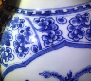 Een Chinese blauwwitte balustervaas met deksel, Kangxi