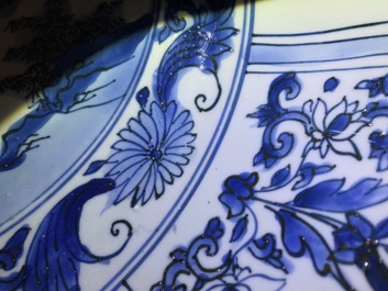 Un tr&egrave;s grand plat en porcelaine de Chine bleu et blanc de type Kraak, Wanli