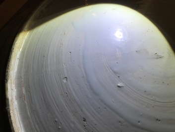 Un tr&egrave;s grand plat en porcelaine de Chine bleu et blanc de type Kraak, Wanli